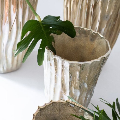 Vaso in ceramica smaltata con ossidi d'argento perla a coste verticali