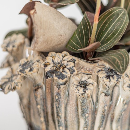 Vaso in ceramica smaltata con fiori in rilievo
