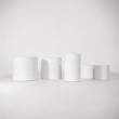 Vaso cilindrico bianco in carta e lattice con fascie orizzontali