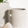 Vaso cilindrico in cemento con maniglie esterne