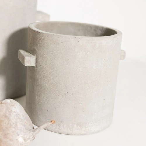 Vaso cilindrico in cemento con maniglie esterne