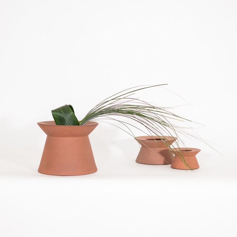 Vaso in terracotta di design basso, per fiori recisi  - vendita online